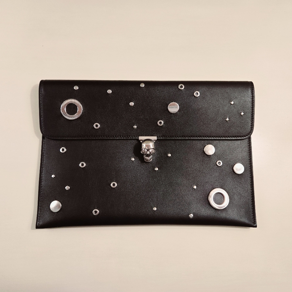 Alexander McQueen (Pochette-Donna) Black Rivet Skull Clutch (NEW)